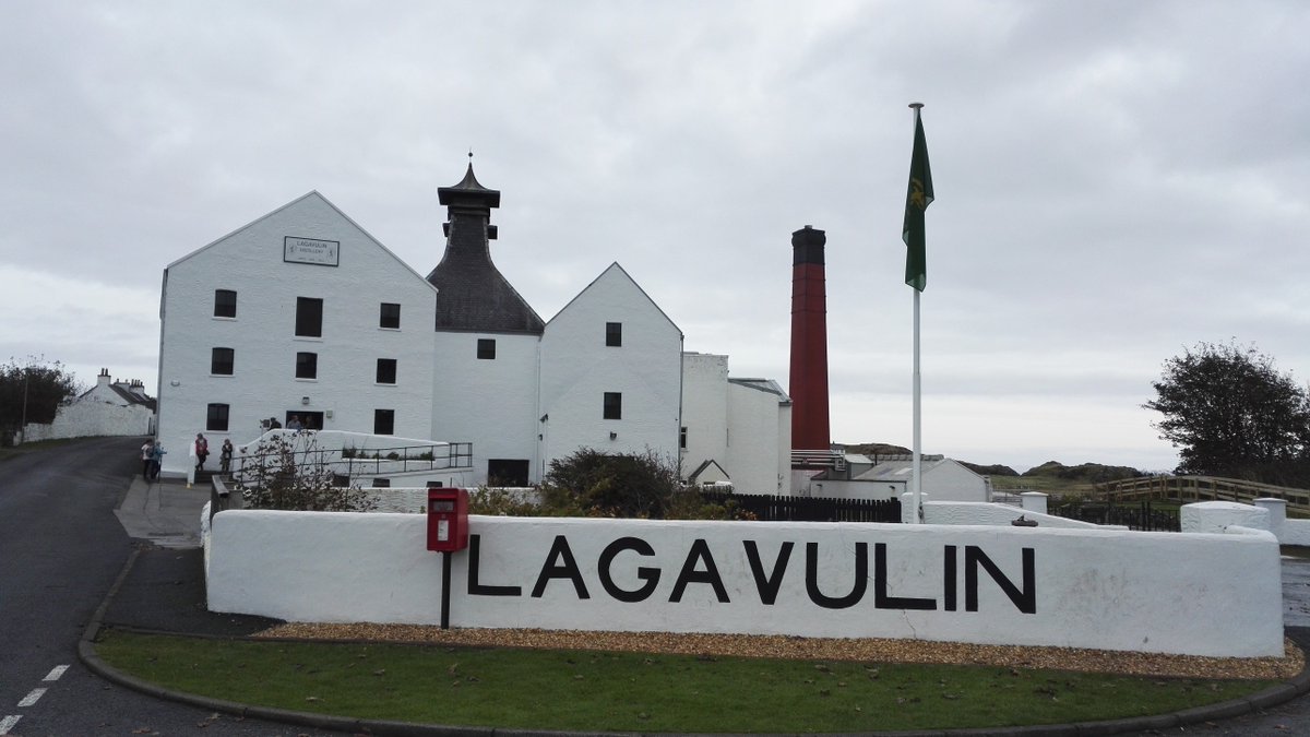katterpatter's tweet photo. .@Lagavulin, 6 of 8 on this mini #IslayIn24 #distillerychallenge. First time trying their 16yo - rich, complex and surprisingly fruity! https://t.co/MA52NsISpP