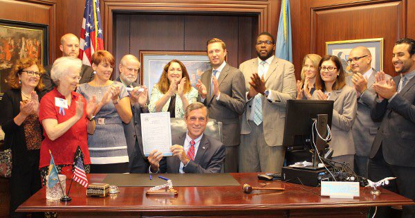 UDelawareCIS's tweet photo. Pollock joined DE governor signing law requiring public high schools to teach  CS https://t.co/lXGEhY2yut @UDengineering @UDADVANCE https://t.co/VQz82BqlAy