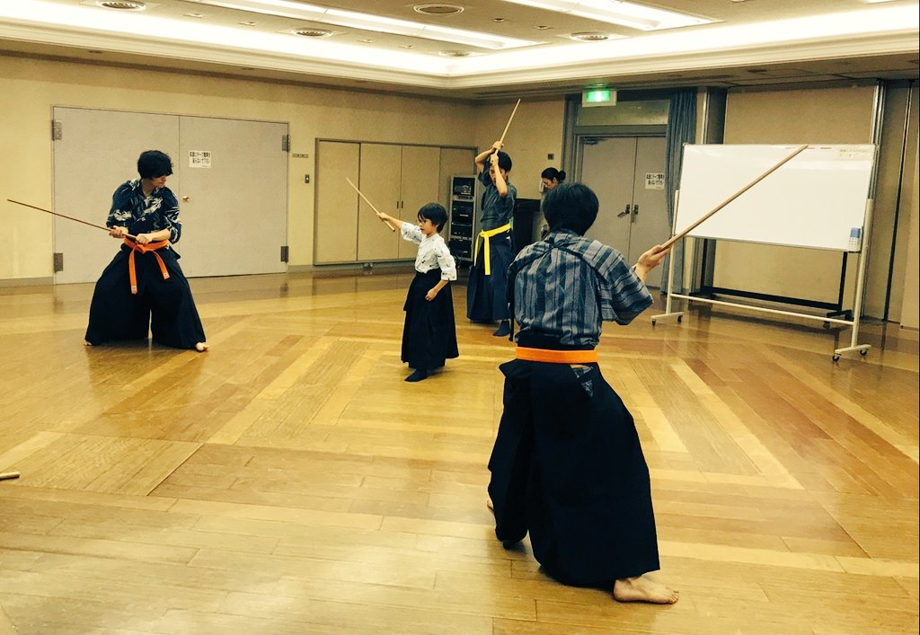 kengido_info's tweet image. 本日は最終稽古でした。
明日良い本番になると良いですね。頑張りましょう!
🍁恵比寿文化祭2017🍁
13:15~13:45
@恵比寿ガーデンプレイズ特設ステージ
ジュエリーキッズ剱伎道のみんなと、剱伎道講師陣が出演致します。
#剱伎道 #ジュエリーキッズ
#恵比寿文化祭