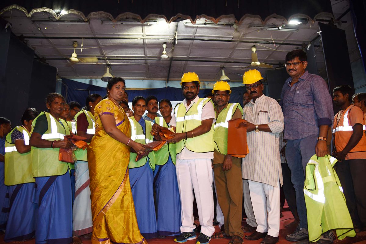Collector_MBNR's tweet photo. Hon'ble MLA Sri @VSrinivasGoud distributed Uniforms,Helmets,Masks,Gloves & Shoes to 462 #MunicipalityWorkers at Town Hall.
#Mahabubnagar. https://t.co/38G4lUcknd