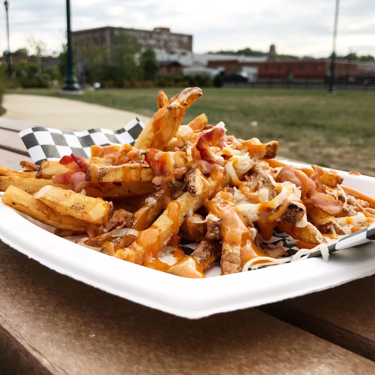 NoliTruck's tweet photo. Fryday lookin' good! We're slingin' lunch & dinner in Founders Park from 11-8. #fancyfries #foodtruck #frieday #f52 #foodpost #feedfeed https://t.co/LEUBOgj4Bh