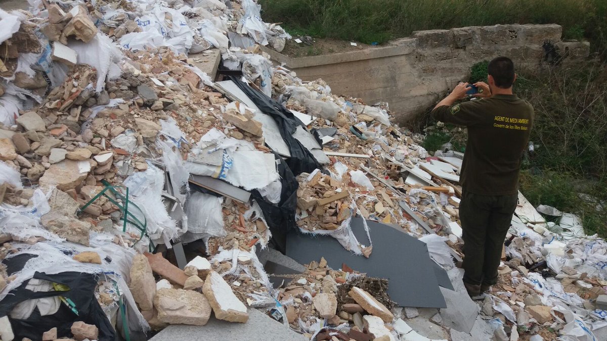 AgentsMediAmbIB's tweet photo. Els abocaments estan perseguits per la llei i poden obstruïr la circulació de l'aigua. Afluent del Torrent Gros del Coll d'en Rabassa https://t.co/5ZjS0khe55