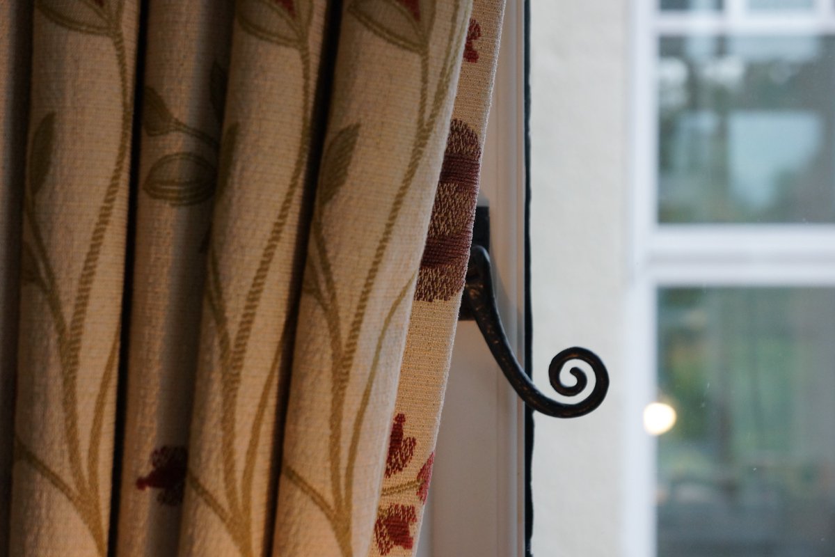 organpipecoral's tweet photo. #Fabrics, Lorna and Donald Tyson's definition of comfort &amp; beauty @MereBrookHouse. Credit goes to resident designer Katie Pugh @fabriclondon https://t.co/TxFLkO45IS