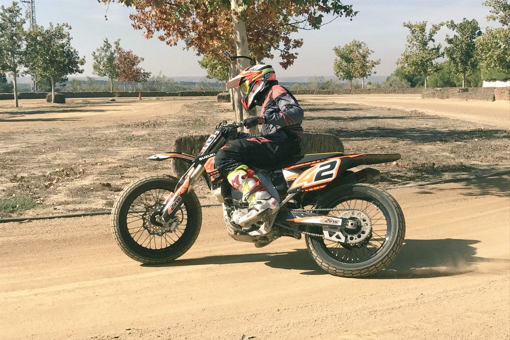 Rins42's tweet photo. ¡A por el finde!! #FelizFinde y feliz #DíaMundialdelaSonrisa 😁
#HappyWeekend and also happy #WorldSmileDay 😁 @MotoGP https://t.co/x2Rd0ib8Gf