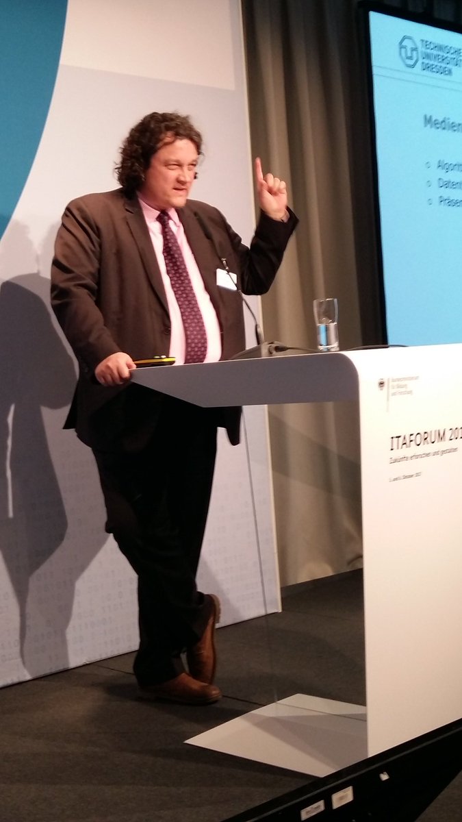 ManfRonzheimer's tweet photo. #ITAForum Lutz Hagen von https://t.co/FhleK4lY4l Mehr Bildung senkt politischen Extremismus. Geringe Bedeutung von Filterblasen https://t.co/m0F8toLmM1