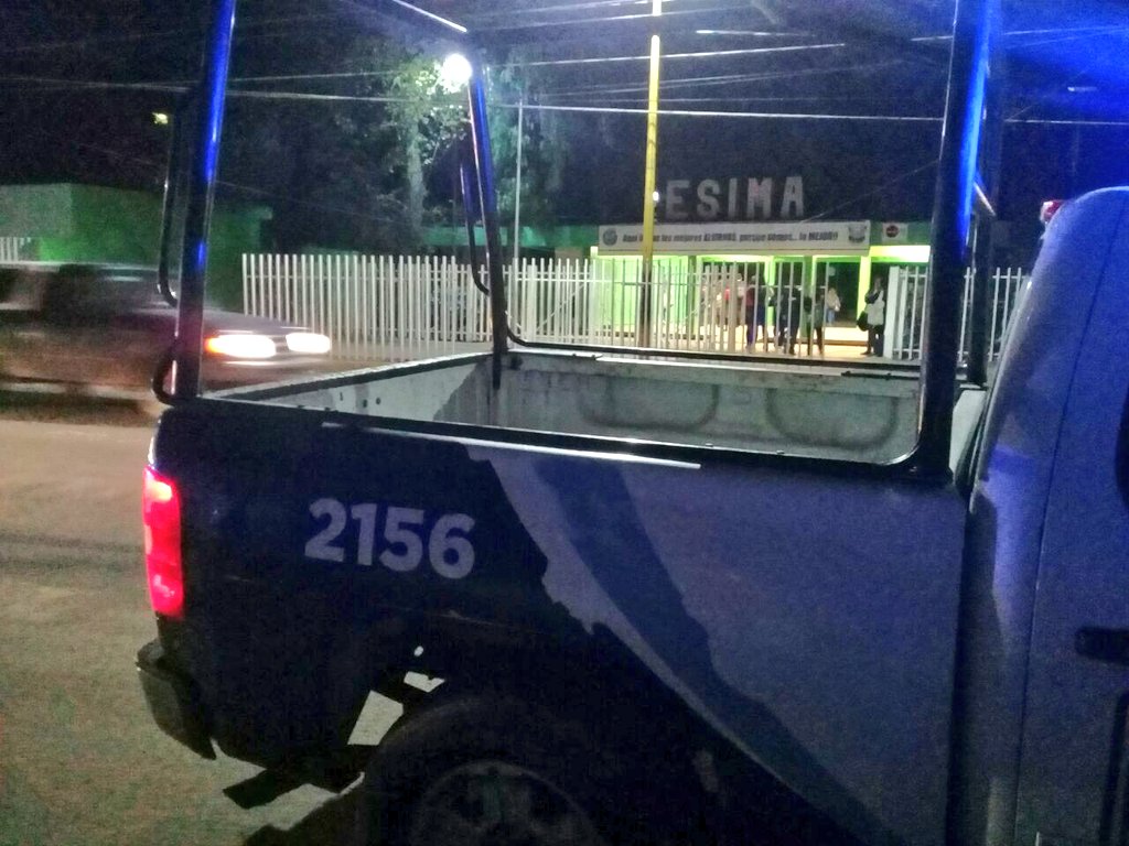 DMSPDGO's tweet photo. Personal operativo de la #DMSPDGO vigila la llegada de alumnos de diversos centros educativos, con el propósito de evitar accidentes. https://t.co/pgNshxACc7