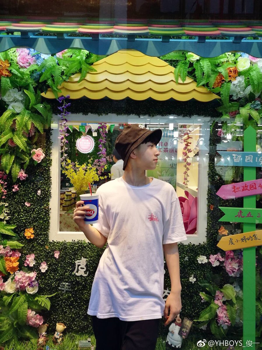 JunyiYHBoys's tweet photo. Tourist of the day taking the lead 😜
#YHBOYS https://t.co/Si6mSHsmzB
