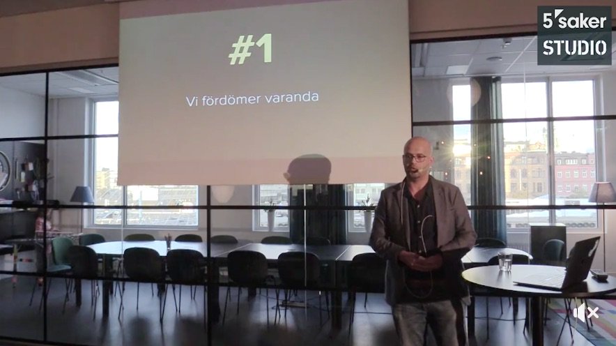 StudioMalmo's tweet image. Vad har du lärt av livet? Syriske journalisten Ali Alabdallah svarar på 5 Saker 3 oktober på STUDIO.

 @Alisyrisk

facebook.com/studioimalmo/v…