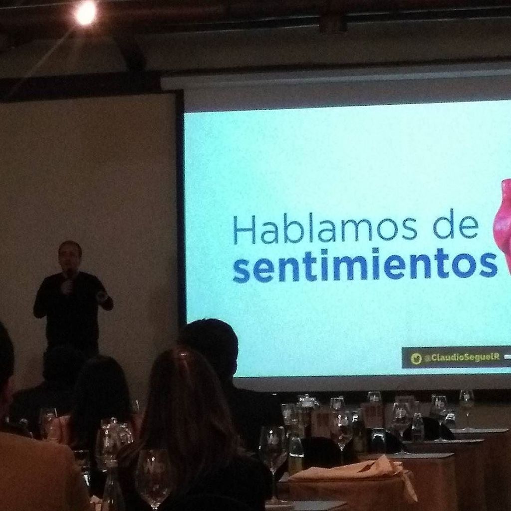 #winecongress
Claudio Seguel nos cuenta acerca del #storytelling y su importancia para las empresas
@claudioseguelr
@winecongress
#SantaCru…