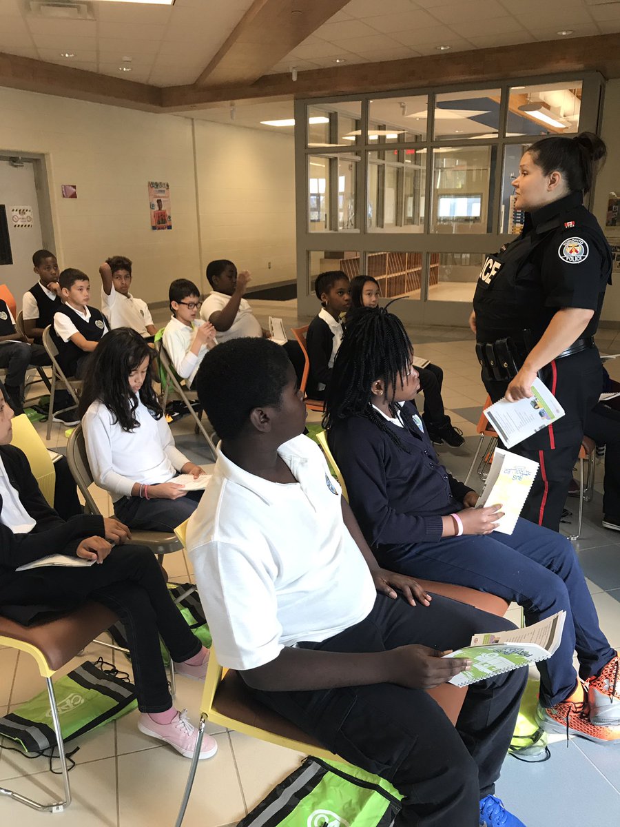 ginagkozak1's tweet photo. Merci @TPSFrenchCop pour ton soutien constant et ta formation aux brigadiers d'autobus! @cscmonavenir @SnctEcole https://t.co/ikcb8tbbhG