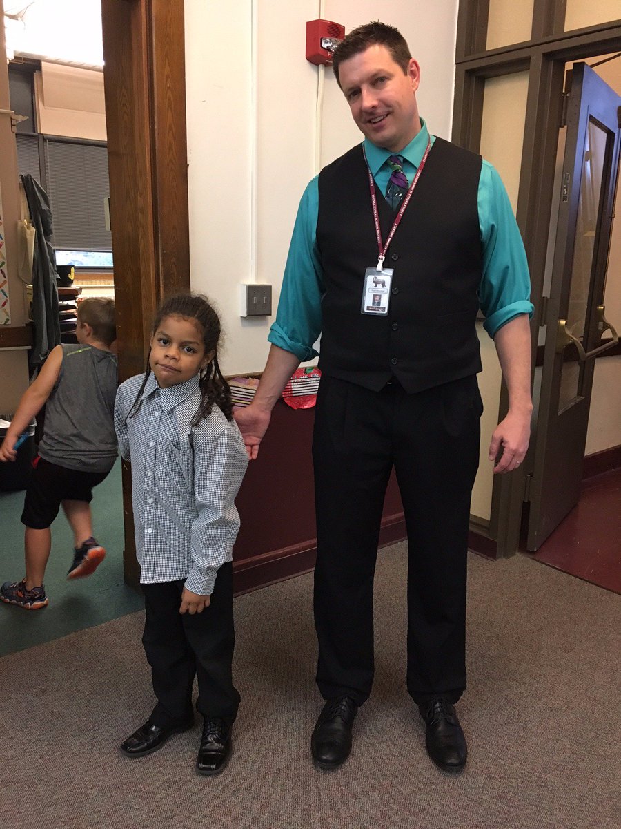 LESreadingmath's tweet photo. Dressed for success! @LyonsSchool https://t.co/jxUKQLRXgo