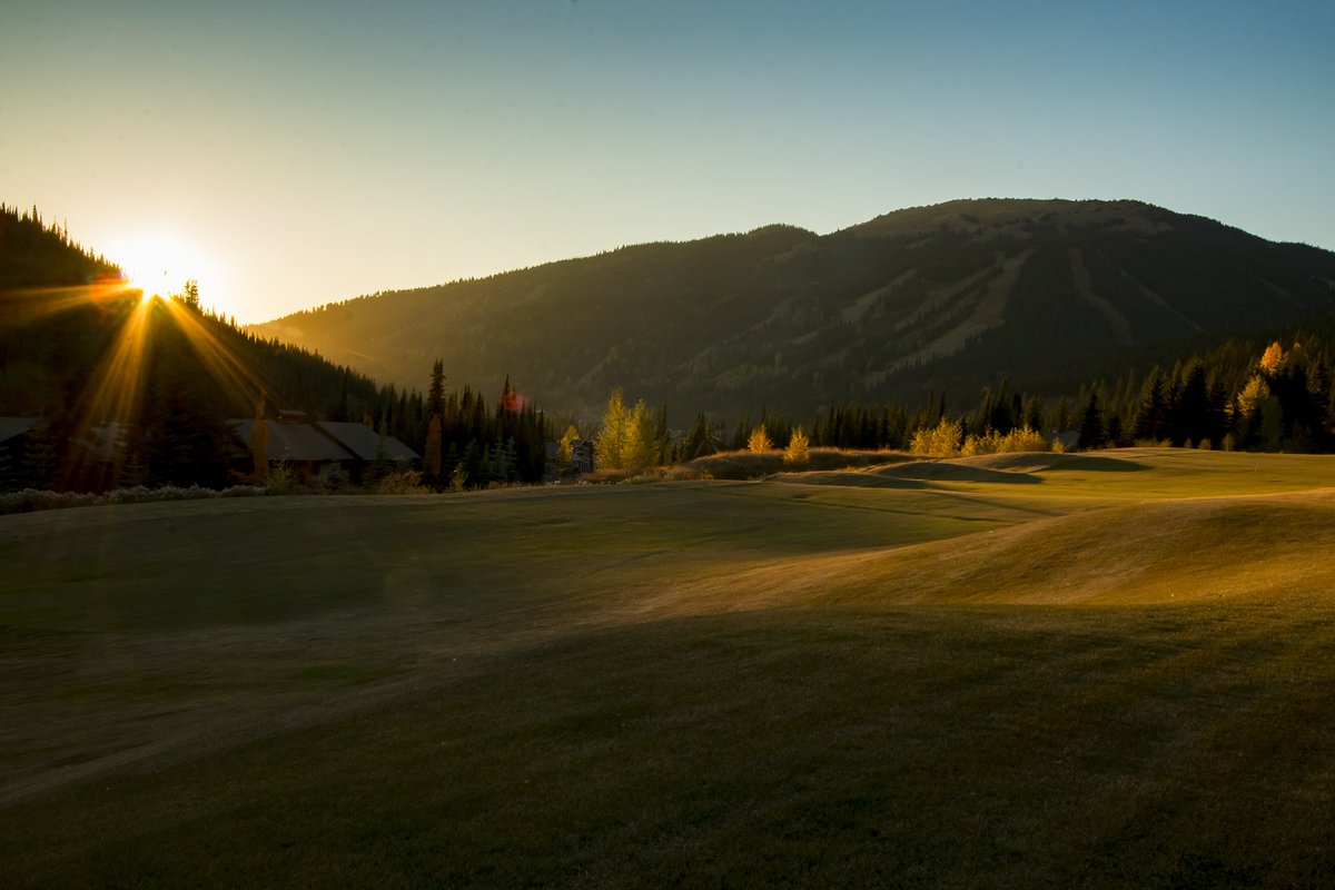 SunPeaksResort's tweet photo. The sun is setting on the 2017 season at @sunpeaksgolf, but there's still time to swing the clubs before we close on Oct. 9. #Golf #ExploreBC #Kamloops https://t.co/xGKgnwLNkH