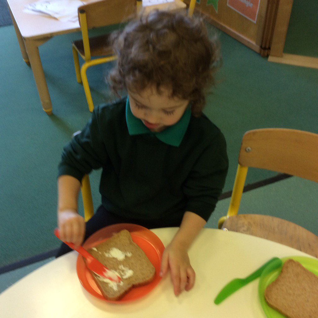 LisaBellamy13's tweet photo. The children loved making their star shaped sandwiches.@IsherwoodMrs @MrsHughesx @TheDistrictCE https://t.co/ujzqy5dP1O