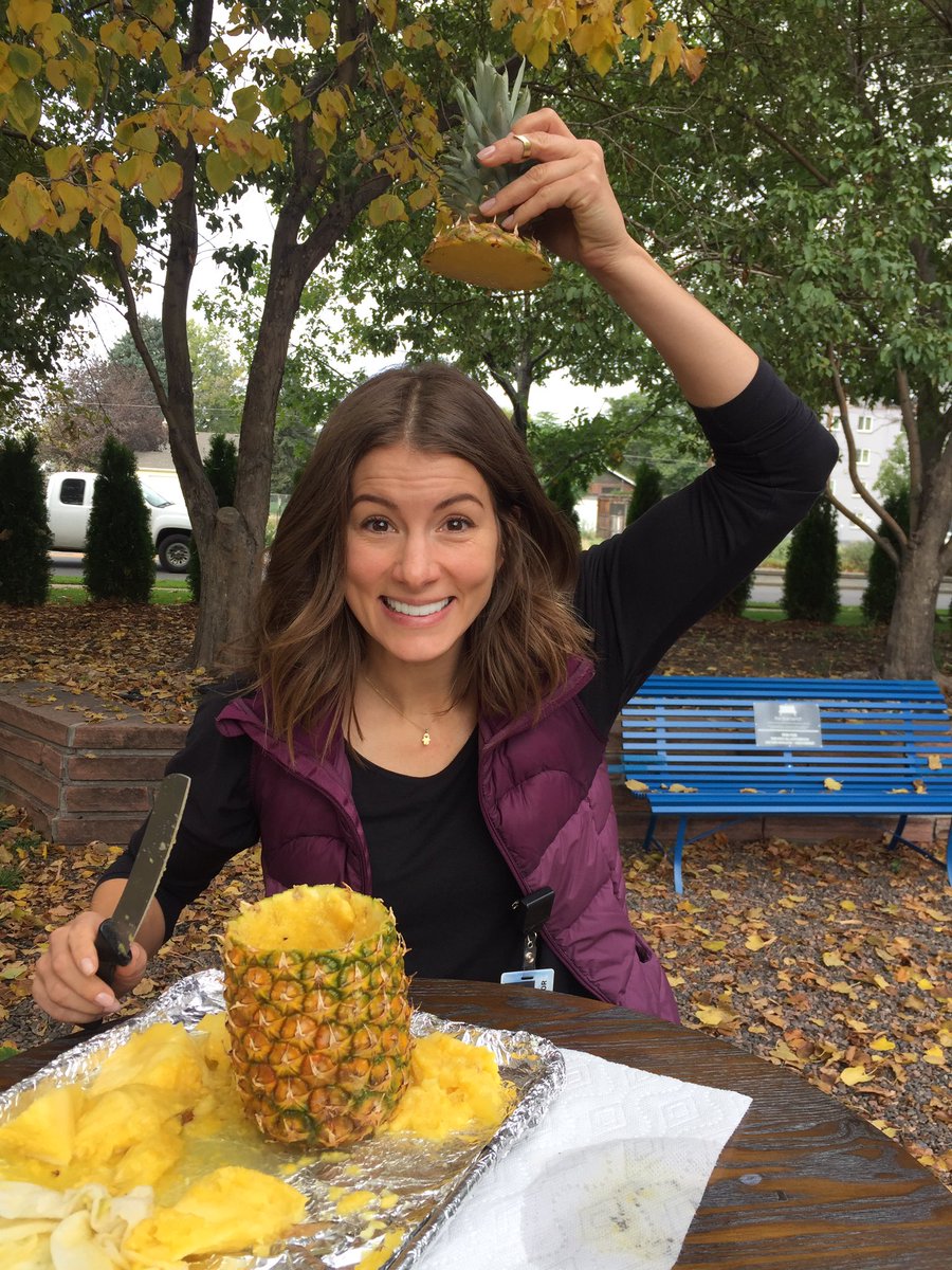 AngelicaLomb's tweet photo. Have you ever seen a #Pineappolantern ? It's the new fall trend. We're showing you on @dailyblastlive ๐๐ #pineapplejackolantern #fall #diy https://t.co/VSdYSS1mPR