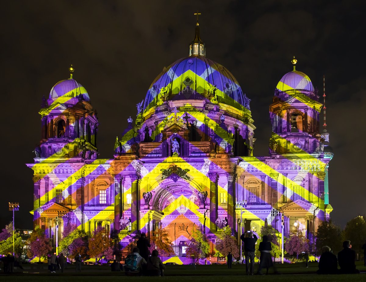 newberlintours's tweet photo. Today marks the beginning of #Berlin’s Festival of Lights! Gaze in wonder as light projections transform the city's famous monuments! 😍🇩🇪️ https://t.co/RLCinPV1D8