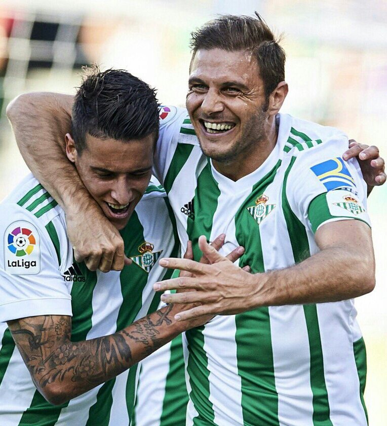 CanyerosCBrava's tweet photo. @joaquinarte @7sergioleon @RealBetis Buenas tardes amigo @joaquinarte🙋 Si pones las fotos asi, se ve bien a @ctello91 y a @7sergioleon😉 Como las pusiste, a #ElTrepa no se le ve😅 https://t.co/rbciJX3KOq