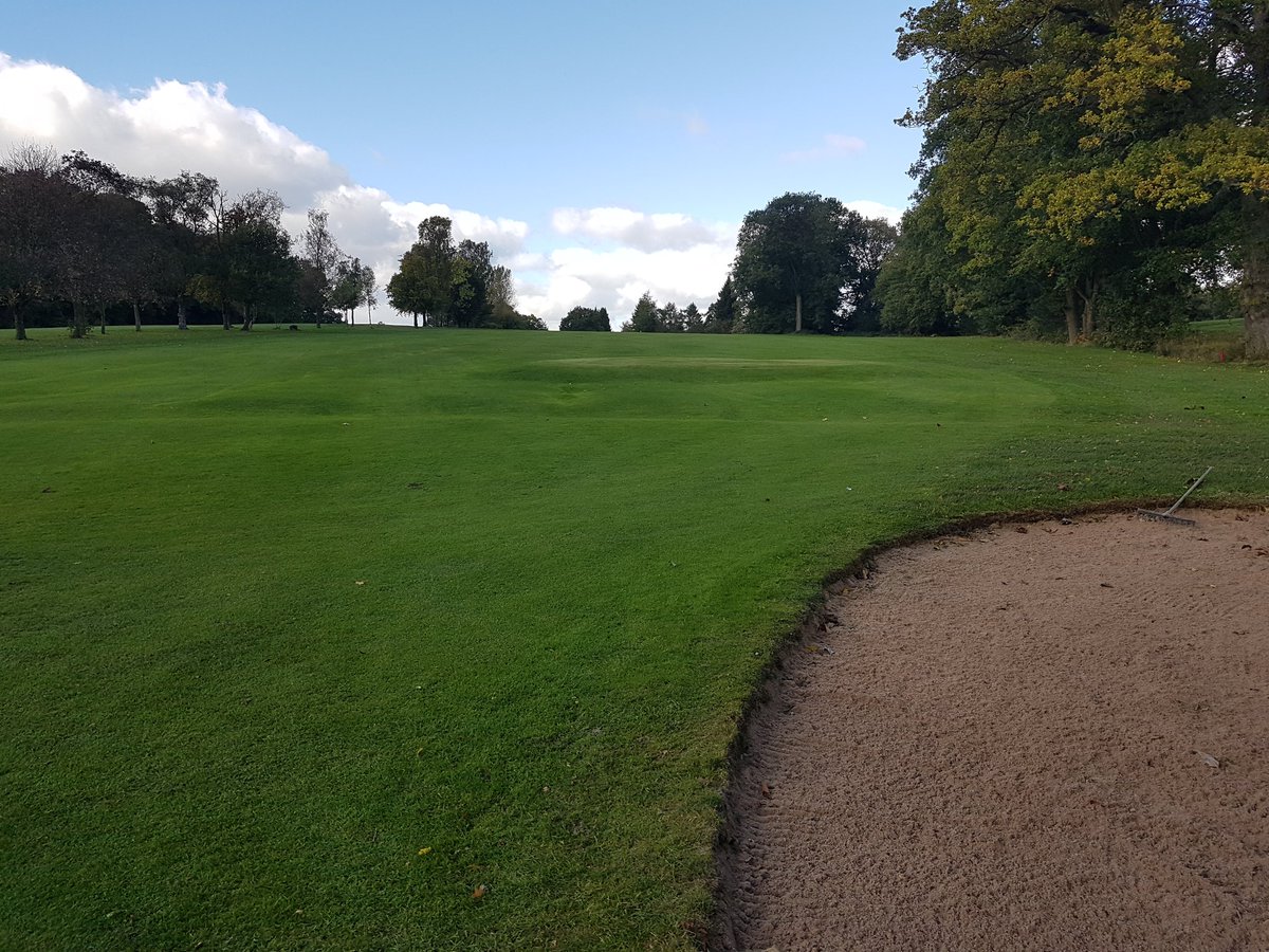 LickeyHillsGolf's tweet photo. Course looking lovely for the weekend, come on up and check us out 0121-453-3159 #golf #greenkeeper @B31Voices @MidlandsGolfer https://t.co/TSIYbaEkuf