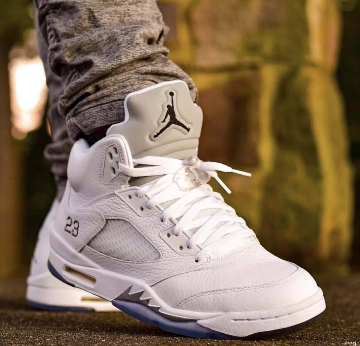 SneakerPics23's tweet photo. White Metallic 5’s https://t.co/PJItt1lTWM
