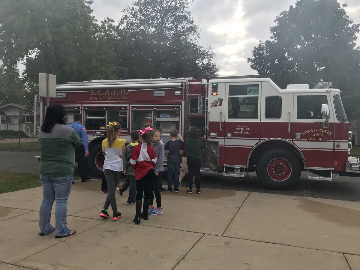 SyringDragons's tweet photo. Fire safety learning with the Swartz Creek fire department today @swartz_creek https://t.co/ElfbkQUEZa