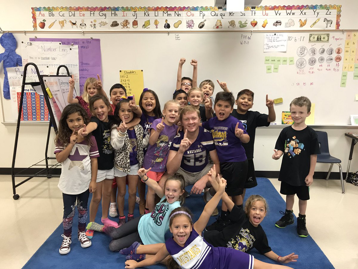 cooper_wilson33's tweet photo. Had a great time hanging with elementary kiddos today! https://t.co/ugVoPKMUyi