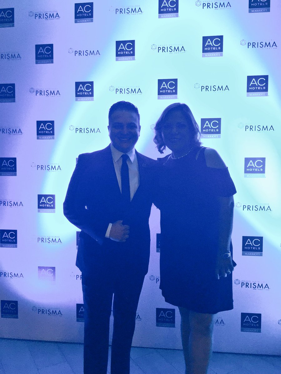 OlinKarla's tweet photo. Brillo y lucio lo importante !!! Gran noche!!! Compartiendo historias #ACHotels #Guadalajara #Expo #Proud #ExperienciasMemorables https://t.co/v2oUzylLdM