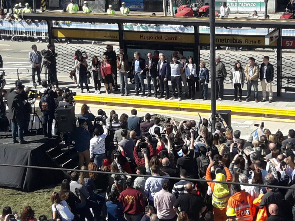 dievalen's tweet photo. Día histórico para Tres de Febrero: inauguramos con @mauriciomacri y @mariuvidal el Metrobus de la Ruta 8! https://t.co/WJhmXaz9dy