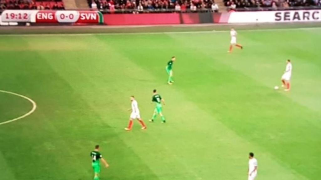 WorldCupBase's tweet photo. Fans on Twitter notice Wembley's embarrassing secret during England against Slovenia!! https://t.co/ixUI4VS6T8 https://t.co/QRomYD59lC