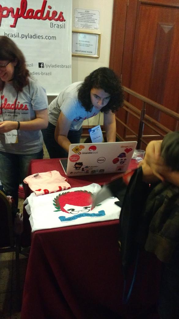 pythonbrasil's tweet image. Tem lojinha do pyladies na #pybr13 #uaipython Quem contribuiu, passa aqui para retirar brindes.