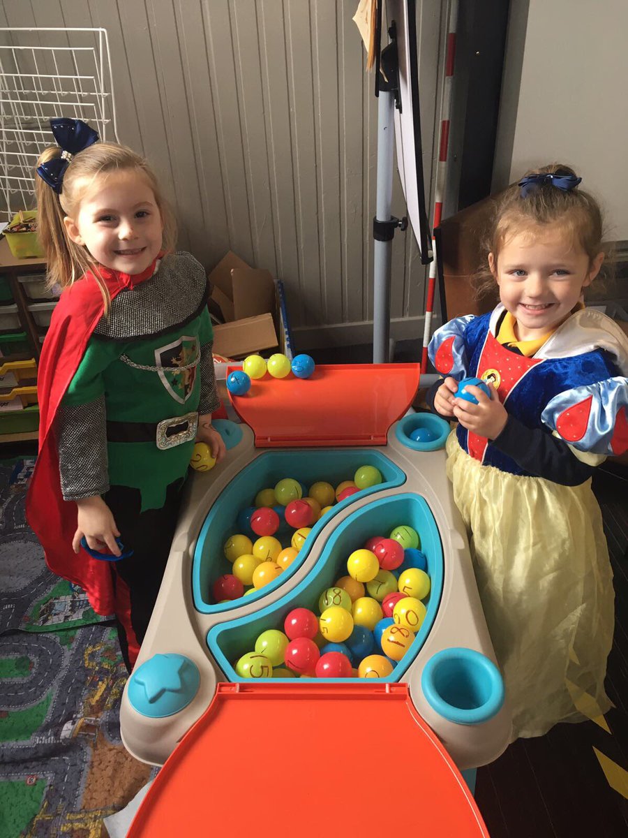 Elmvaleprimary's tweet photo. #ElmvaleP1H we had Knights, Princesses and Superheroes visit during Golden time today. #roleplay #favouritethings https://t.co/IK0KH558wv