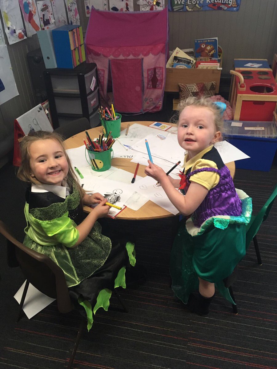 Elmvaleprimary's tweet photo. #ElmvaleP1H we had Knights, Princesses and Superheroes visit during Golden time today. #roleplay #favouritethings https://t.co/IK0KH558wv