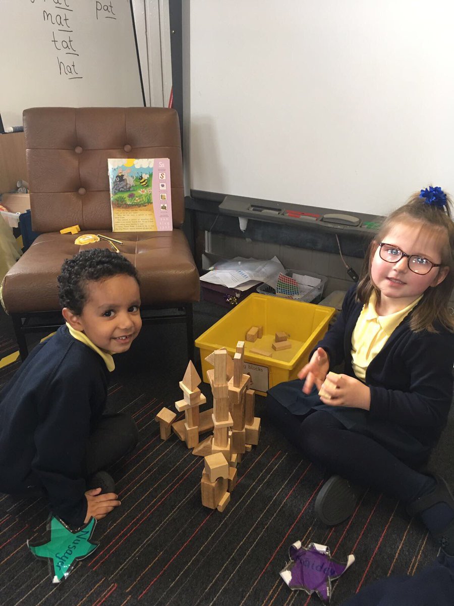 Elmvaleprimary's tweet photo. #ElmvaleP1H we had Knights, Princesses and Superheroes visit during Golden time today. #roleplay #favouritethings https://t.co/IK0KH558wv