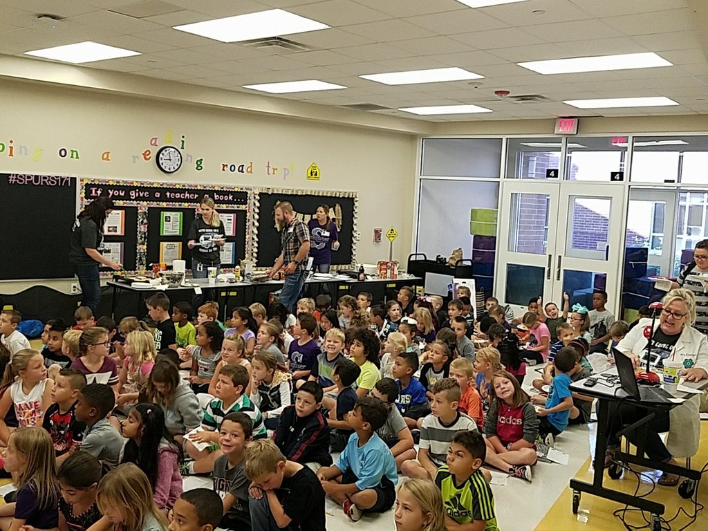 aim4lsu's tweet photo. 2nd grade inquiry, literacy, documenting, parent volunteers, watchdogs.... oh my! #becollaborative #useyourspace @schluterelem https://t.co/PsFYVSnRmi