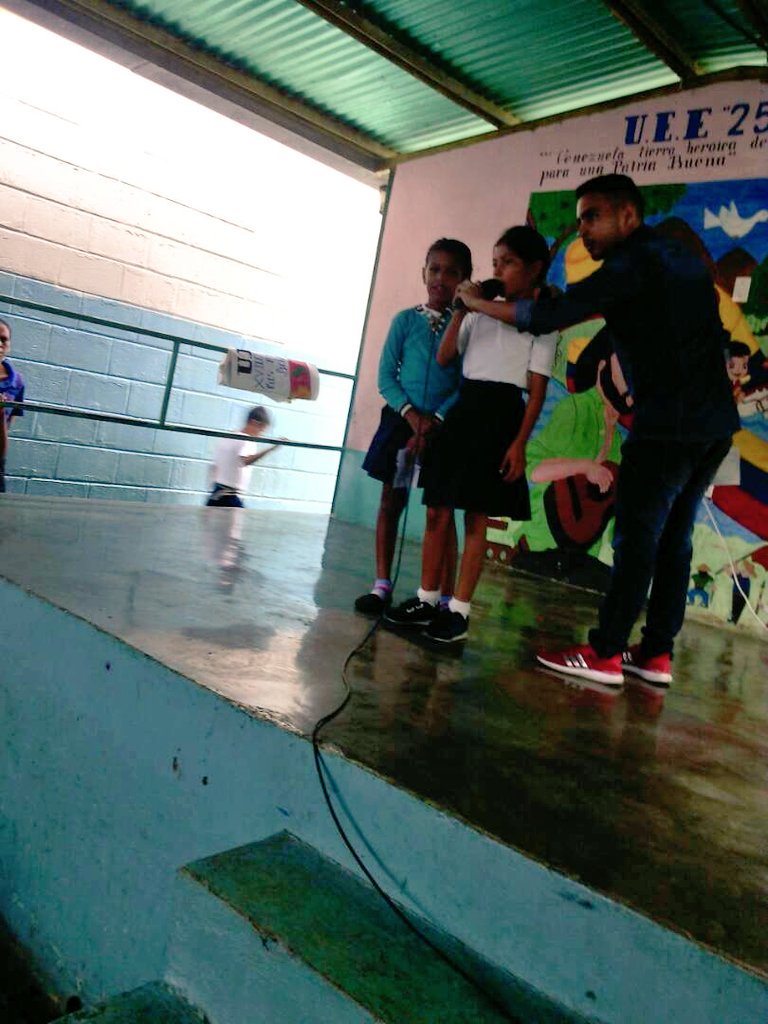 clifmaguablanca's tweet photo. La @uee250 activa en el XVIII Aniversario de las Esc. Bolivarianas #ChambistasPortuguesa @MPPEDUCACION @ZEPortuguesa @azulceleste75 https://t.co/vi6j4zQ2Hx