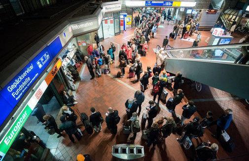 Chaos nach #Xavier: Tausende sitzen in #Hamburg fest ebx.sh/2wBfUpF https://t.co/TlUsRUFfD8