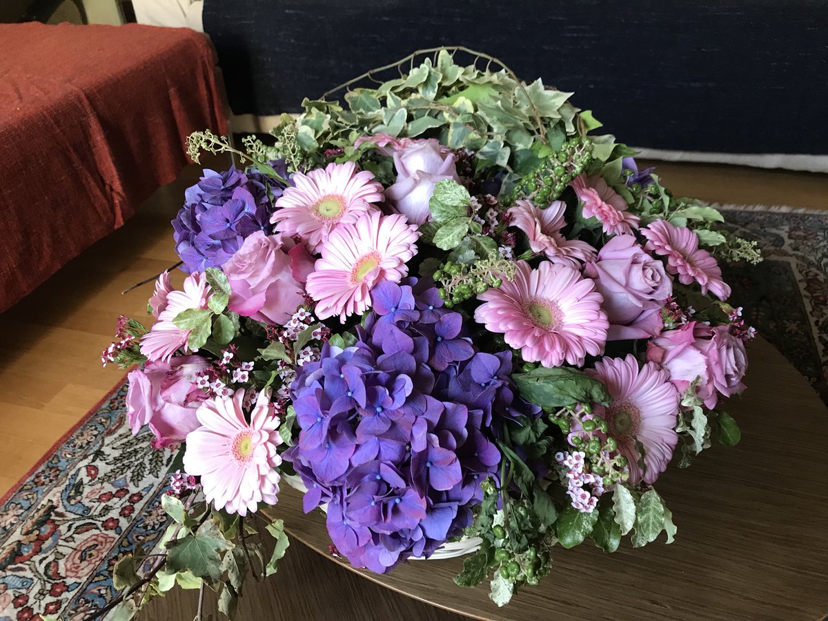辻仁成 בטוויטר 誕生日の朝に花屋さんが届けてくれた薔薇のパニエ しかし差出人不明 花屋さんはネット注文だから調べようがない と カードにはhappy Birthday To Hitonari Sanと英語で どなた様ですか ま いいか 素直に ありがとう 笑 おやすみ 日本 よく 辻仁成 בטוויטר 誕生日の朝に花屋さんが届けてくれた薔薇のパニエ しかし差出人不明 花屋さんはネット注文だから調べようがない と カードにはhappy Birthday To Hitonari Sanと英語で どなた様ですか ま いいか 素直に ありがとう 笑 おやすみ 日本 よく