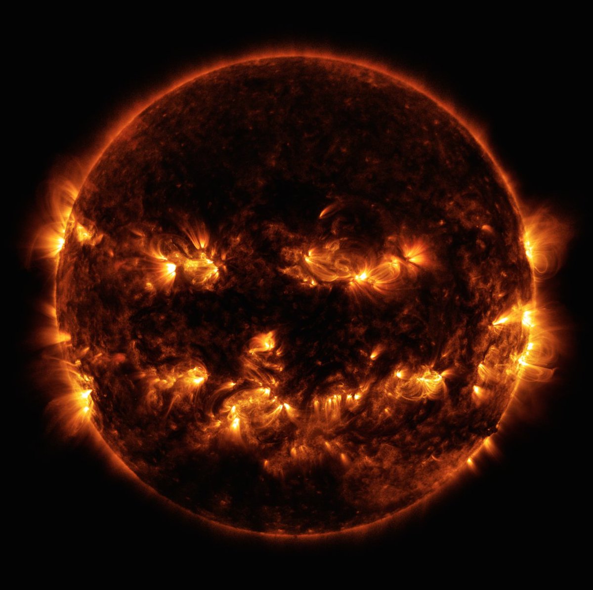 NASASun's tweet photo. Active regions on the Sun combined to look a bit like a jack-o'-lantern's face in Oct. 2014: https://t.co/L5llu3HiJZ 🎃 #NationalPumpkinDay https://t.co/TKRLAwjSSq