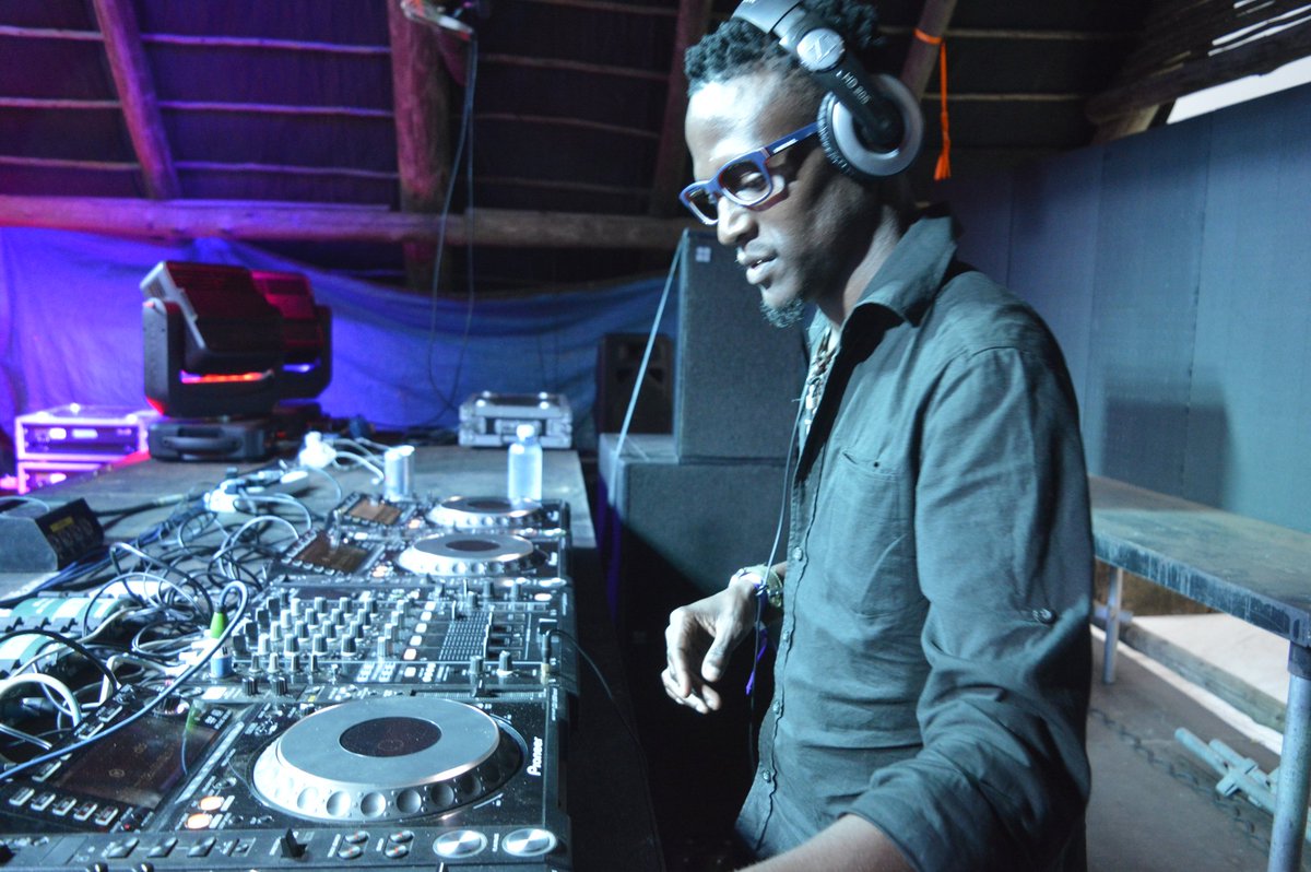 What a jump at Oppikoppi with @Samurai_Yasusa <a href="/KatlegoSwizz/">Swizz, from Surreal Sounds</a> @LesibaLedwaba01 @CorneliusSA_ !!! Special shout to <a href="/Beatenberg_Band/">Beatenberg</a> 😄😊