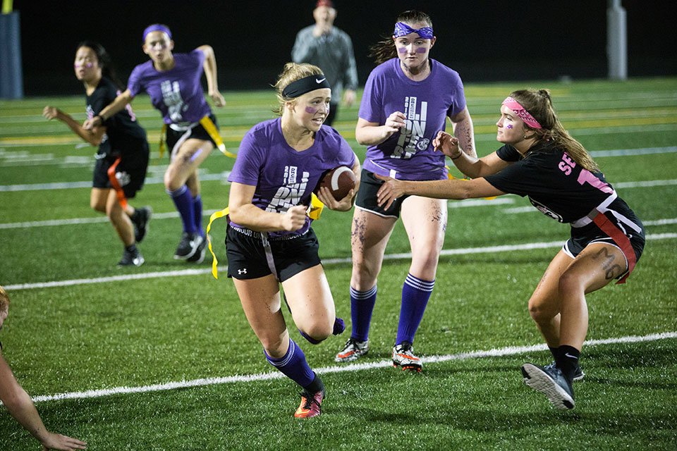 DMCAthletics's tweet photo. Powder Puff Championship Game.  The juniors played hard, but the class of '18 was victorious.
#dmchoco17 https://t.co/gutjs3QCCd