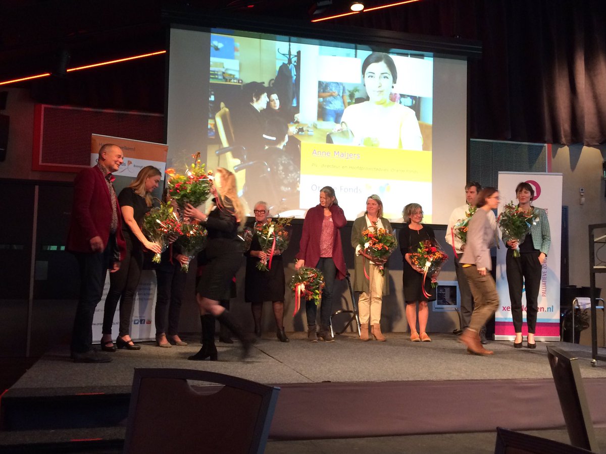 verdiwel's tweet photo. Afsluiting #doodgewoon door Anne Maljers. Aandacht is het mooiste geschenk dat je iemand kunt geven en daarom werk ik voor het @OranjeFonds https://t.co/QrVFKAJCYk