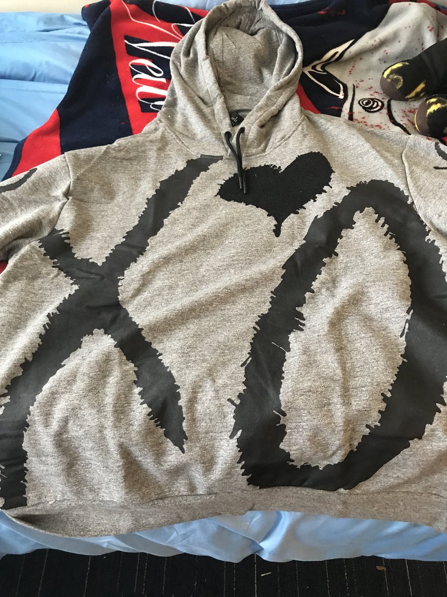 kingtatii's tweet photo. @theweeknd  thank you for this wonderful sweater I love it and I love you 😩❤️ #xotwod https://t.co/rRi5YUvMut
