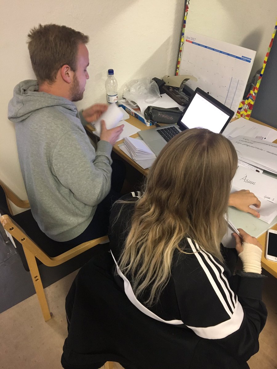 Leiðtogar ungmennaráðsins á milljón að undirbúa kosningar til ungmennaráðs Samfés og Landsþing ungs fólks #okkarframtid #samfes