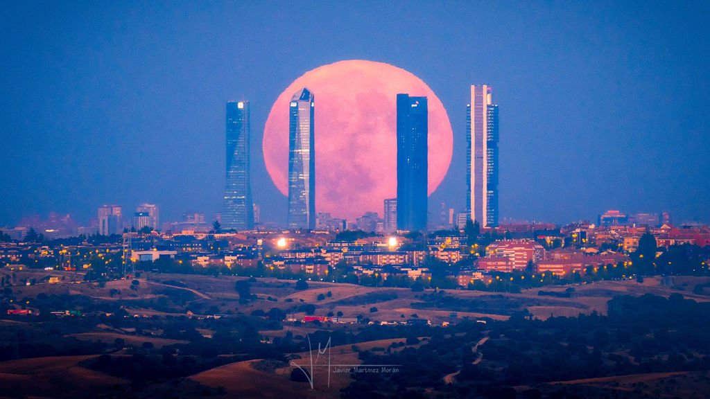 La luna de la cosecha entre las 4 torres de Madrid: el 'timelapse' que te dejará con la boca abierta bit.ly/2y4ZoSn