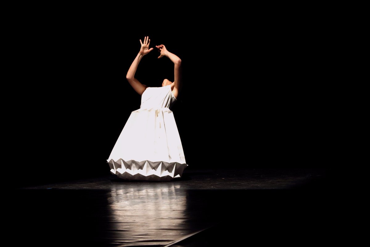 TeatroFontana's tweet photo. Ci siamo! Il Festival @piuchedanza comincia stasera con #Bianco #PresenTense #Sullidentità. Vi aspettiamo stasera ore 19. #CheTeatroFa https://t.co/g9oM9SmeFV