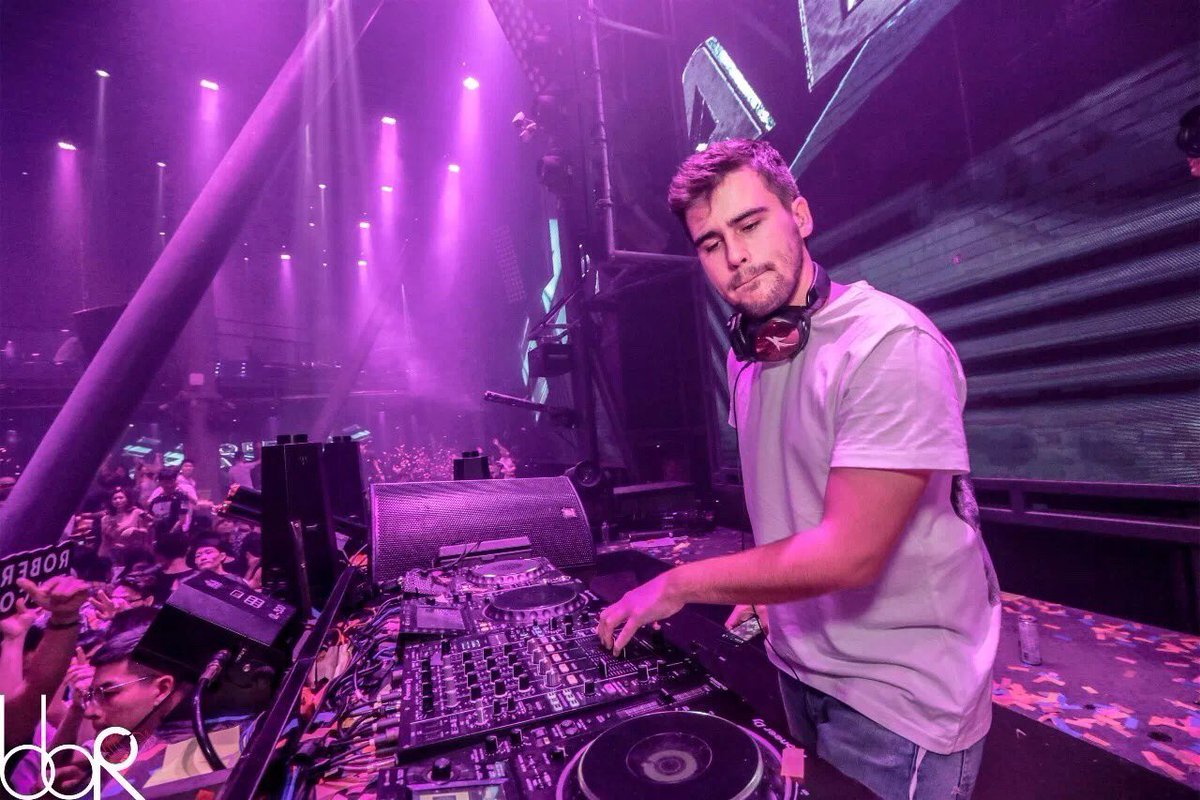 Club_bbR's tweet photo. ⭕️bbR • Moment | Hands up! We're ready for ya @RobertFalcon_ ! A crazy night,Don't forget to pick the confetti 🎊out of your hair!🎉🎉🎉🎉🎉🎉🎉🎉 https://t.co/QtB3EZloaf