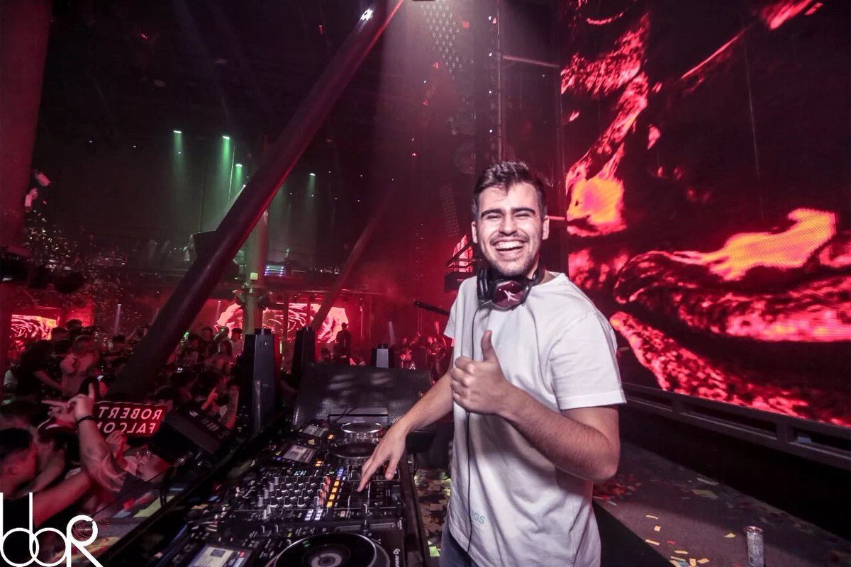 Club_bbR's tweet photo. ⭕️bbR • Moment | Hands up! We're ready for ya @RobertFalcon_ ! A crazy night,Don't forget to pick the confetti 🎊out of your hair!🎉🎉🎉🎉🎉🎉🎉🎉 https://t.co/qGGca8wkMu