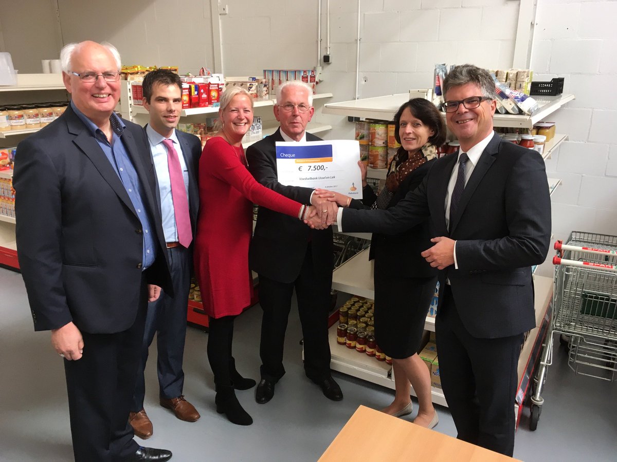 MSellenraad's tweet photo. Namens @RaboKwaard samen met @Janmarius85 aanwezig bij opening Voedselbank IJssel en Lek en direct cheque uitgereikt voor aanschaf koelauto https://t.co/w8HDnHYHtx