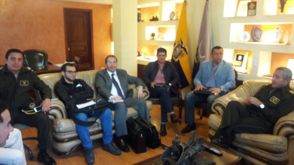 PoliciaEcuador's tweet photo. [IMPORTANTE] #CmdteDMQ junto a funcionarios del @MinInteriorEc y @MunicipioQuito explica proyecto de "Marcación forense" para #UIO https://t.co/UOAHZ1g7Ua