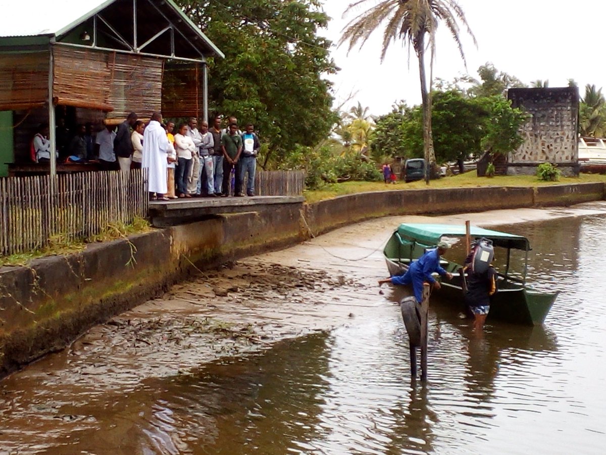 PetraLahann's tweet photo. Inauguration of our new boat - including prayers that this one might not sink as fast as the previous one #makira #WCS_Mada https://t.co/masv0ErfBV