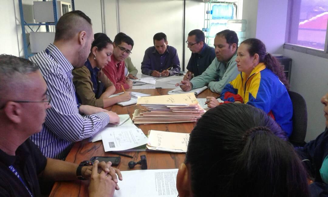 charlychaves's tweet photo. #VielmaGarantizaPaz Mesa de trabajo  con funcionarios del seguro social! Activados todos los días por el bienestar del magisterio! https://t.co/aqMhQ2hIeP