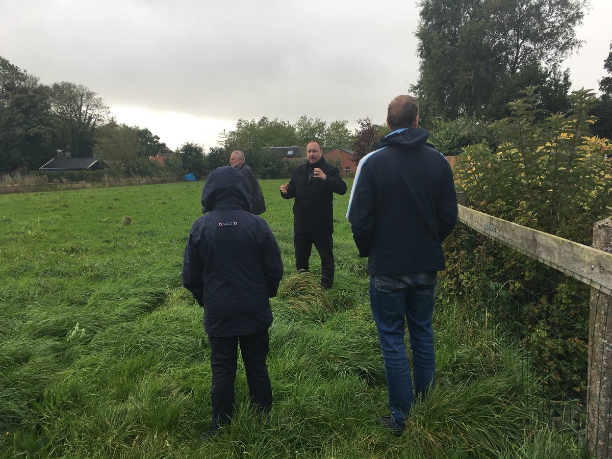 groningerdorpen's tweet photo. Kleine opkomst, grote opbrengst op de excursie #Dorpen in het #Zonnetje van @servicepuntlev.  Zo trots kan een dorp zijn op een dak/veld! https://t.co/NqMw2OujpQ